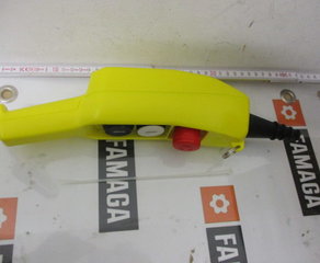 Пульт управления
Hängetaster 3-stellig bestückt mit:
Notaus 30mm, 1 NO + 2 NC
Taster weiß, Pfeil auf, 2 NO + 1 NC
Taster schwarz, Pfeil ab, 2 NO + 1 NC GIOVENZANA